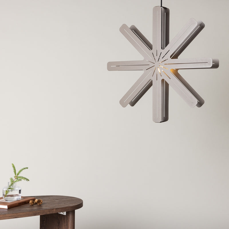 Se Bengala - Stjerneformet loftlampe i mocca metal, diameter 60 cm. ❤ Kæmpe udvalg i 3-nordic - Køb online på udsalg og tilbud lige nu ❤ Super billig fragt og lynhurtig levering - Varenummer: 3-nordic-8329 og barcode / Ean: på lager - Udsalg på Lamper - Jule- & hyggelys - Loftlamper Få op til 69% i rabat - Shop blandt over 2.739 brands