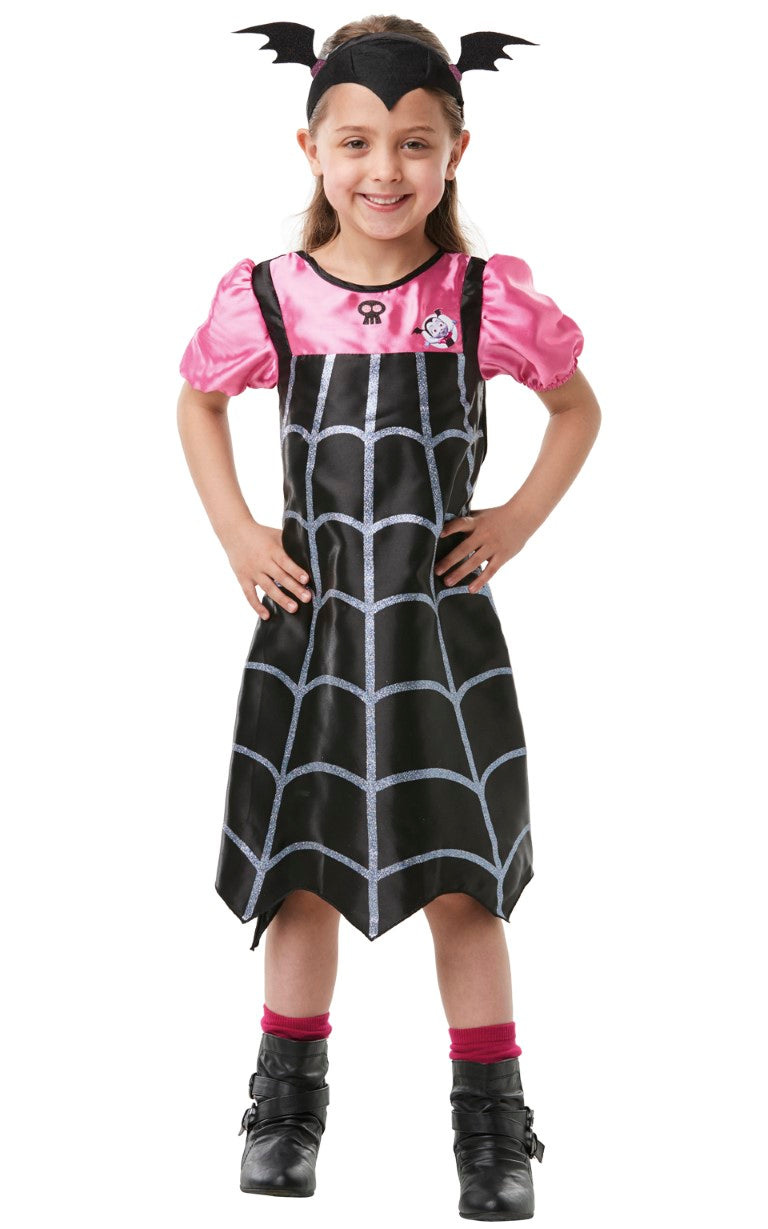 Se Disney Junior Vamperina Kostume (2-6 år)(Str. 98/T) ✔ Kæmpe udvalg i Rubie's - Køb online på udsalg og tilbud lige nu ✔ Lav fragtpris og hurtig levering - Varenummer: MMAction-2036408741 og 883028286522 på lager - Udsalg på Udklædningstøj Spar stort – op til 59% - Eksklusivt udsalg på over 2.739 mærker