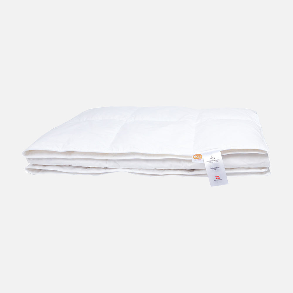 Se Quilts of Denmark SOMMERDYNE Andedun ekstra sval - 140x220 cm ❤ Kæmpe udvalg i Quilts of Denmark - Køb online på udsalg og tilbud lige nu ❤ Billig fragt • Hurtig levering - Varenummer: HomeFeeling-5492 og barcode / Ean: 5768892544938 på lager - Udsalg på Dyner - Dundyne - Alle dyner - Sommerdyne Spar stort – op til 53% - Over 2.739 brands med daglige tilbud