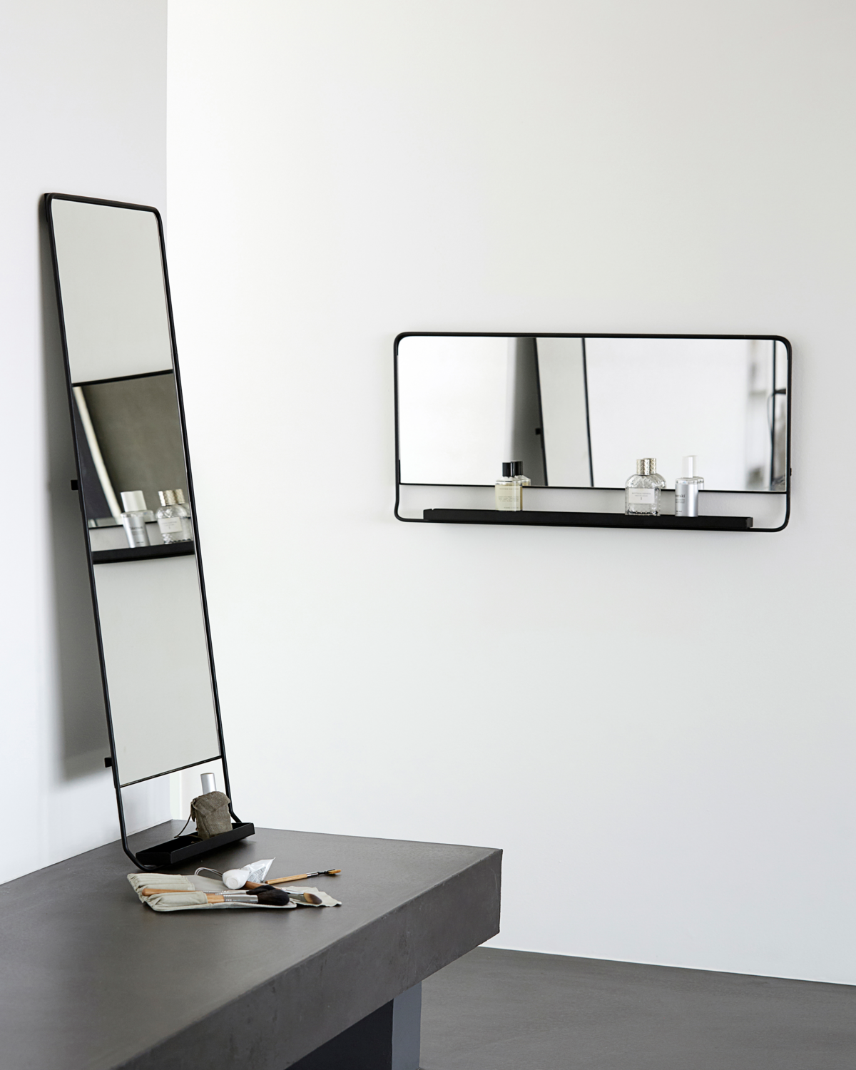 Se House Doctor - Spejl m. hylde, Chic, Sort, B80 cm ❤ Kæmpe udvalg i House Doctor - Køb online på udsalg og tilbud lige nu ❤ Hurtig levering til lave fragtpriser - Varenummer: Bolig&Haven-52698650640714 og barcode / Ean: 5707644389359 på lager - Udsalg på Spar stort – op til 59% - Over 2.739 kendte mærker online