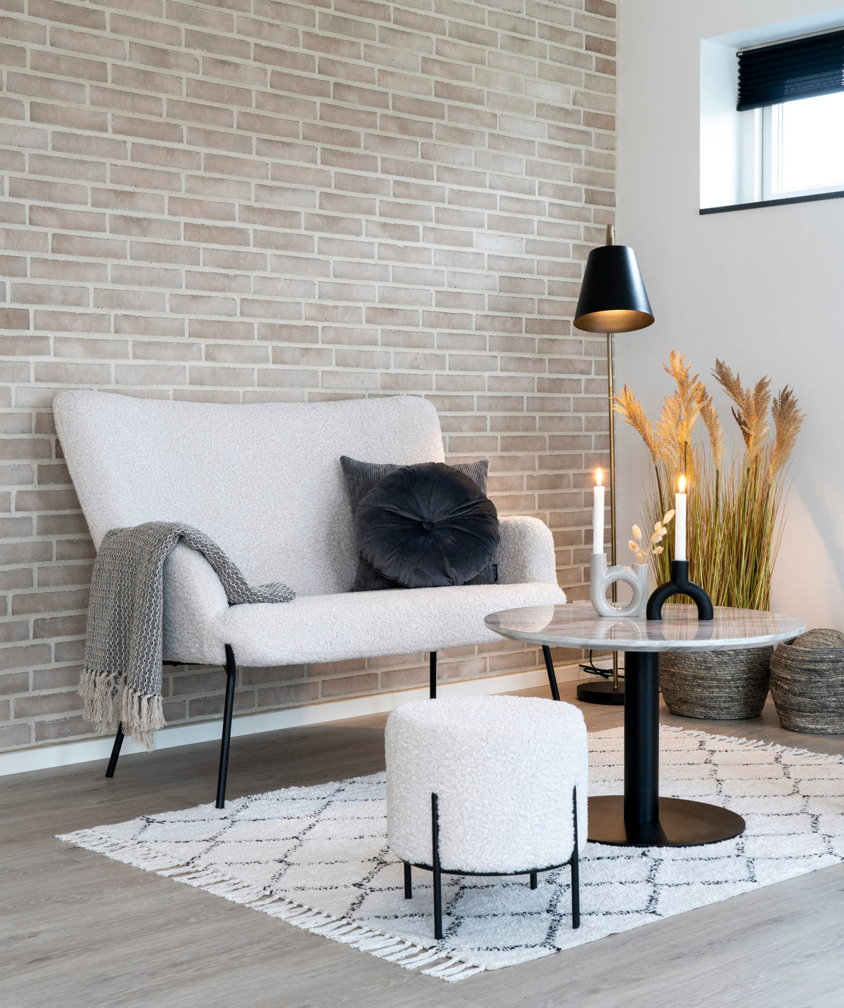 Se Bolzano Sofabord med top i marmor look og sort ben ø70x45cm ❤ Kæmpe udvalg i House Nordic - Køb online på udsalg og tilbud lige nu ❤ Billig fragt og hurtig levering - Varenummer: Bolig&Haven-42001782800636 og barcode / Ean: 5713917005451 på lager - Udsalg på Spar helt op til 79% - Stort udsalg på over 739 brands