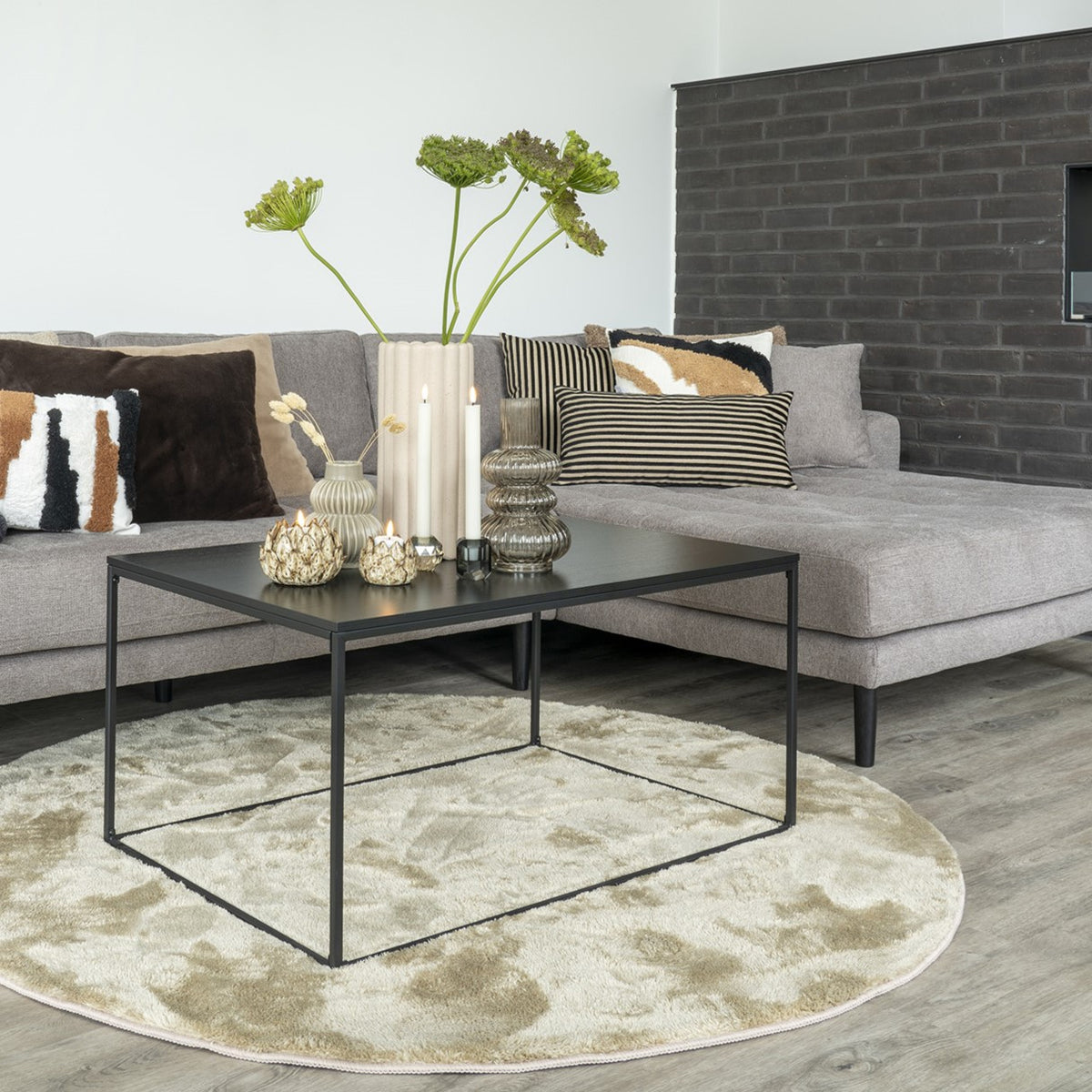 Se Zeta - Sofabord i sort metal og sort plade ❤ Kæmpe udvalg i 3-nordic - Køb online på udsalg og tilbud lige nu ❤ Super billig fragt og lynhurtig levering - Varenummer: 3-nordic-4715 og barcode / Ean: 5713917003082 på lager - Udsalg på Dagligstue - Sofaborde - Moderne designs - unikt, nytænkende og individuelt Store besparelser – op til 67% - Store besparelser på over 2.739 brands