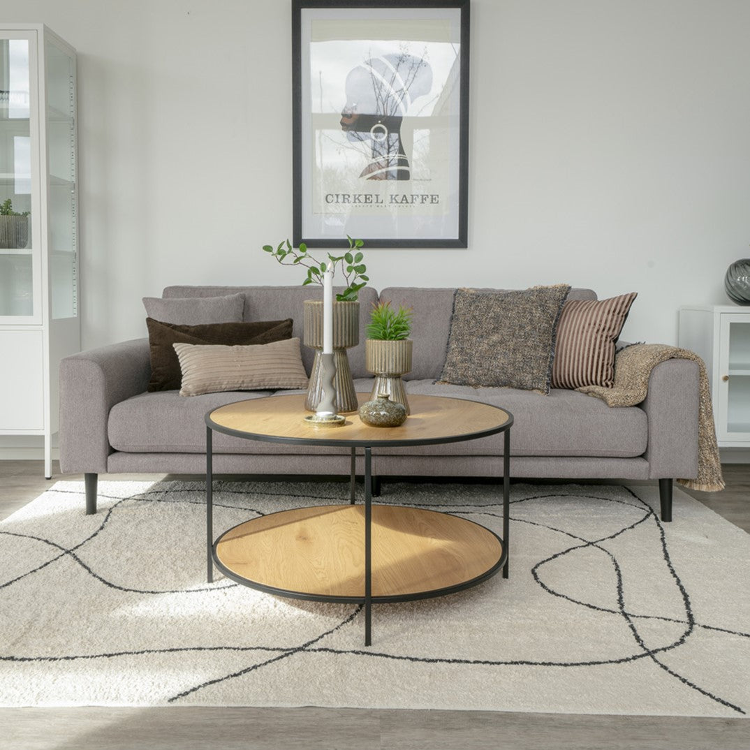 Se Zeta - Sofabord i egetræslook med hylde ❤ Kæmpe udvalg i 3-nordic - Køb online på udsalg og tilbud lige nu ❤ Meget billig fragt og hurtig levering - Varenummer: 3-nordic-4720 og barcode / Ean: 5713917018895 på lager - Udsalg på Dagligstue - Sofaborde - Moderne designs - unikt, nytænkende og individuelt Få op til 67% i rabat - Shop populære mærker fra over 2.739 brands