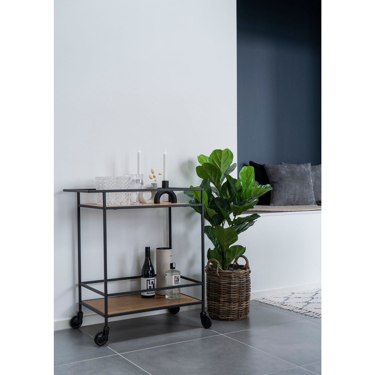 Se Vita - Barvogn egetræslook med sort ramme 68x40x79 cm ❤ Kæmpe udvalg i House Nordic - Køb online på udsalg og tilbud lige nu ❤ Meget billig fragt og hurtig levering - Varenummer: Bolig&Haven-42075159036156 og barcode / Ean: 5713917008896 på lager - Udsalg på Få op til 69% i rabat - Over 2.739 brands på stort udsalg