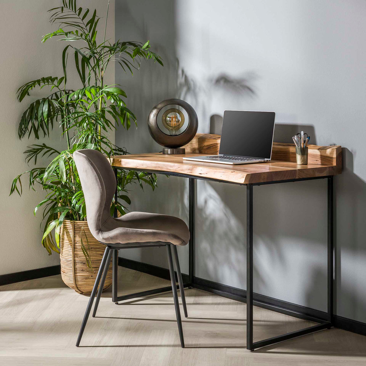 Se Brixx- Skrivebord udført i massiv akacie træ ❤ Kæmpe udvalg i 3-nordic - Køb online på udsalg og tilbud lige nu ❤ Hurtig levering til lave fragtpriser - Varenummer: 3-nordic-3180 og barcode / Ean: på lager - Udsalg på Kontor - Skriveborde Op til 57% rabat - 2.739 brands med vilde rabatter