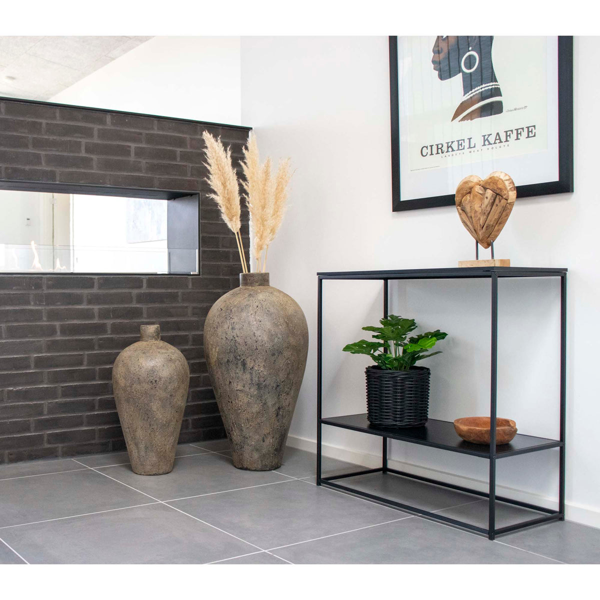 Se Vita Konsolbord - Sort ramme og to sorte hylder 80x80x36 cm ❤ Kæmpe udvalg i House Nordic - Køb online på udsalg og tilbud lige nu ❤ Super billig fragt og lynhurtig levering - Varenummer: Bolig&Haven-42408792850684 og barcode / Ean: 5713917003068 på lager - Udsalg på Spar stort – op til 53% - Over 2.739 kendte brands på stort udsalg