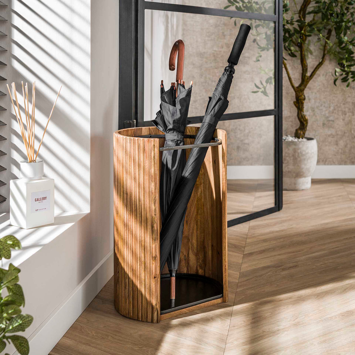 Se Selva - Paraplyholder i mangotræ og metal ❤ Kæmpe udvalg i 3-nordic - Køb online på udsalg og tilbud lige nu ❤ Billig fragt • Hurtig levering - Varenummer: 3-nordic-8857 og barcode / Ean: på lager - Udsalg på Entre - Paraplyholdere Spar stort – op til 59% - Over 2.739 kendte brands på stort udsalg