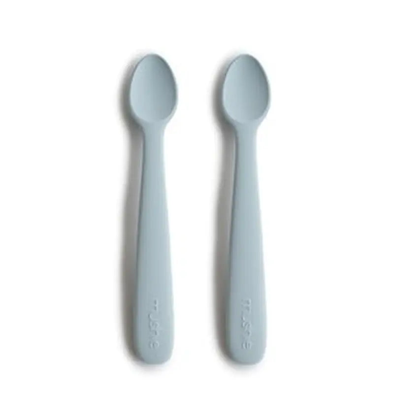 To silikone babyskeer fra Mushie i farven Powder Blue
