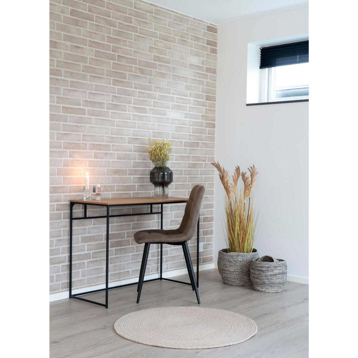 Se Vita - Skrivebord med sort ramme og egetræslook bordplade 100x45x75 cm ❤ Kæmpe udvalg i House Nordic - Køb online på udsalg og tilbud lige nu ❤ Meget billig fragt og hurtig levering - Varenummer: Bolig&Haven-42171697758460 og barcode / Ean: 5713917008858 på lager - Udsalg på Op til 63% rabat - Kendte mærker på udsalg – over 1.329 brands