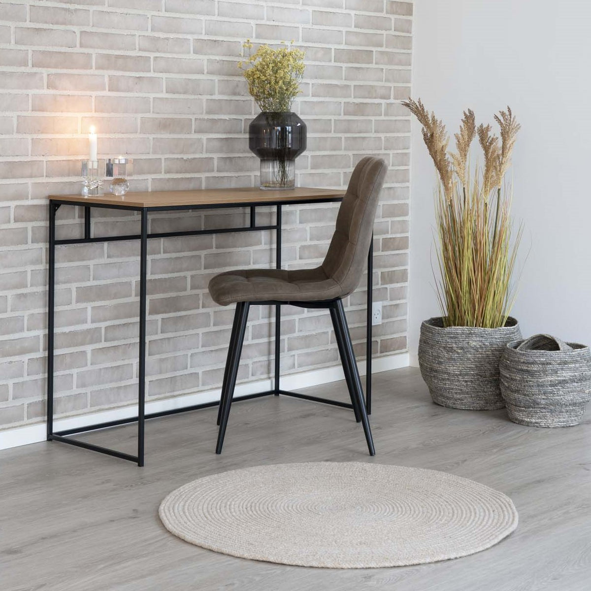 Se Zeta - Skrivebord i sort metal og egelook bordplade ❤ Kæmpe udvalg i 3-nordic - Køb online på udsalg og tilbud lige nu ❤ Hurtig levering til lave fragtpriser - Varenummer: 3-nordic-4710 og barcode / Ean: 5713917008858 på lager - Udsalg på Kontor - Skriveborde Store besparelser – op til 77% - 2.739+ brands til skarpe priser