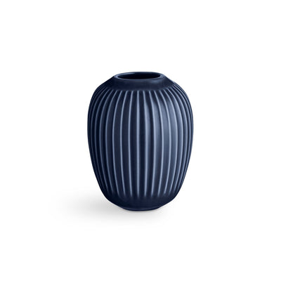 Se Kähler Hammershøi vase mini indigo ✔ Kæmpe udvalg i Kähler ✔ Hurtig levering: 1 - 2 Hverdage samt billig fragt - Varenummer: KTT-25138-08 og barcode / Ean: '5703779181837 på lager - Udsalg på Indretning - Dekoration - Vaser Spar op til 62% - Over 1354 design mærker på udsalg