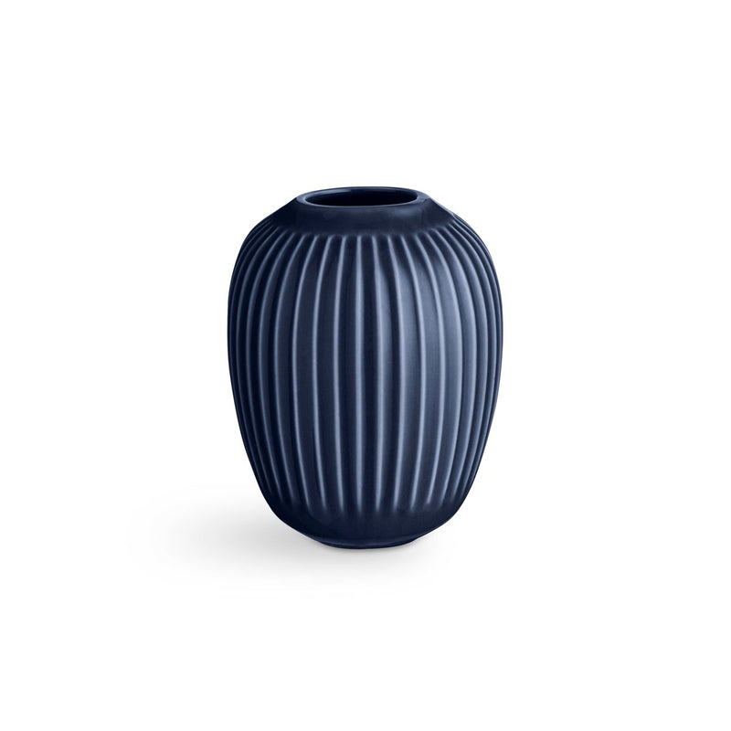 Se Kähler Hammershøi vase mini indigo ✔ Kæmpe udvalg i Kähler ✔ Hurtig levering: 1 - 2 Hverdage samt billig fragt - Varenummer: KTT-25138-08 og barcode / Ean: &