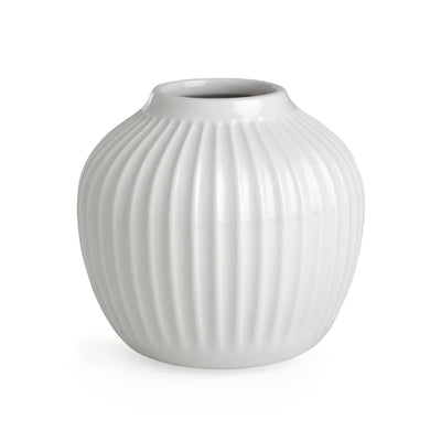 Se Kähler Hammershøi vase lille hvid ✔ Kæmpe udvalg i Kähler ✔ Hurtig levering: 1 - 2 Hverdage samt billig fragt - Varenummer: NDN-25139-01 og barcode / Ean: '5703779153759 på lager - Udsalg på Home & Garden - Decor - Vases Spar op til 57% - Over 1300 kendte brands på udsalg