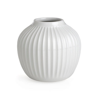 Se Kähler Hammershøi vase lille hvid ✔ Kæmpe udvalg i Kähler ✔ Hurtig levering: 1 - 2 Hverdage samt billig fragt - Varenummer: KTT-25139-01 og barcode / Ean: '5703779153759 på lager - Udsalg på Indretning - Dekoration - Vaser Spar op til 61% - Over 1354 design mærker på udsalg