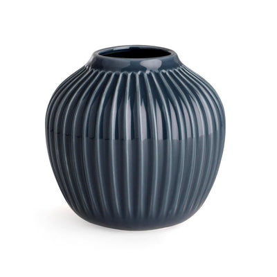 Se Kähler Hammershøi vase lille antracitgrå ✔ Kæmpe udvalg i Kähler ✔ Hurtig levering: 1 - 2 Hverdage samt billig fragt - Varenummer: NDN-25139-02 og barcode / Ean: '5703779153766 på lager - Udsalg på Home & Garden - Decor - Vases Spar op til 56% - Over 1300 kendte brands på udsalg