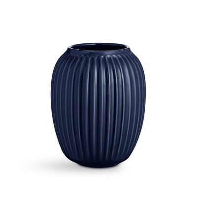 Se Kähler Hammershøi vase mellem indigo ✔ Kæmpe udvalg i Kähler ✔ Hurtig levering: 1 - 2 Hverdage samt billig fragt - Varenummer: NDN-25140-08 og barcode / Ean: '5703779181851 på lager - Udsalg på Home & Garden - Decor - Vases Spar op til 52% - Over 1300 kendte brands på udsalg
