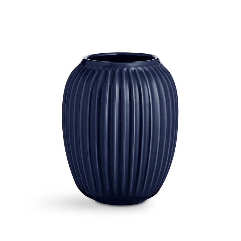 Se Kähler Hammershøi vase mellem indigo ✔ Kæmpe udvalg i Kähler ✔ Hurtig levering: 1 - 2 Hverdage samt billig fragt - Varenummer: KTT-25140-08 og barcode / Ean: &