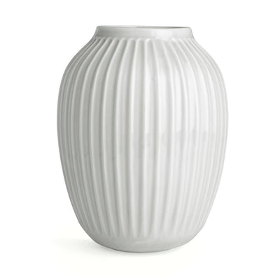 Se Kähler Hammershøi vase stor hvid ❤ Stort online udvalg i Kähler ❤ Meget billig fragt og hurtig levering: 1 - 2 hverdage - Varenummer: NDN-25141-01 og barcode / Ean: '5703779153858 på lager - Udsalg på Home & Garden - Decor - Vases Spar op til 61% - Over 785 kendte brands på udsalg