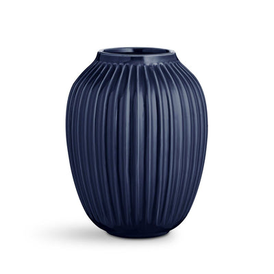 Se Kähler Hammershøi vase stor indigo ✔ Kæmpe udvalg i Kähler ✔ Hurtig levering: 1 - 2 Hverdage samt billig fragt - Varenummer: NDN-25141-08 og barcode / Ean: '5703779181868 på lager - Udsalg på Home & Garden - Decor - Vases Spar op til 66% - Over 1300 kendte brands på udsalg
