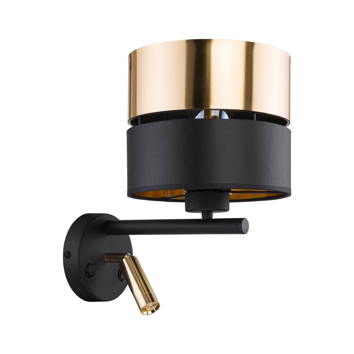 TK Hilton væglampe i guld metal og sort stof, vist som lampe til entréen