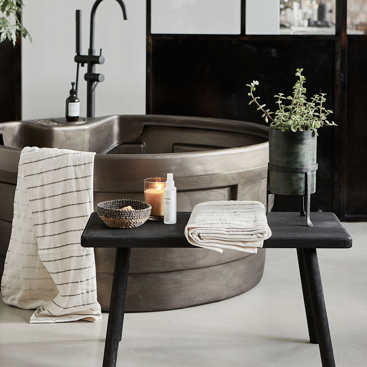 Se House Doctor - Bænk L81 cm, Nadi, Sort ❤ Kæmpe udvalg i House Doctor - Køb online på udsalg og tilbud lige nu ❤ Meget billig fragt og hurtig levering - Varenummer: Bolig&Haven-41104150429847 og barcode / Ean: 5707644791886 på lager - Udsalg på Få op til 63% i rabat - Find over 1.798 brands på udsalg