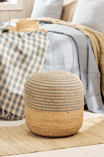 Se Ib Laursen - Puf jute m/blå striber i bomuld - Rund Ø40 cm ❤ Kæmpe udvalg i Ib Laursen - Køb online på udsalg og tilbud lige nu ❤ Hurtig levering til lave fragtpriser - Varenummer: Bolig&Haven-61876546666826 og barcode / Ean: 5709898377045 på lager - Udsalg på Op til 61% rabat - Kendte mærker på udsalg – over 1.329 brands