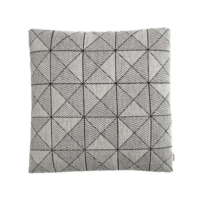 Se Muuto Tile pude 45x45 cm sort-hvid ❤ Stort online udvalg i Muuto ❤ Meget billig fragt og hurtig levering: 1 - 2 hverdage - Varenummer: NDN-26877-01 og barcode / Ean: '5710562113616 på lager - Udsalg på Home & Garden - Decor - Throw Pillows Spar op til 64% - Over 1334 design brands på udsalg