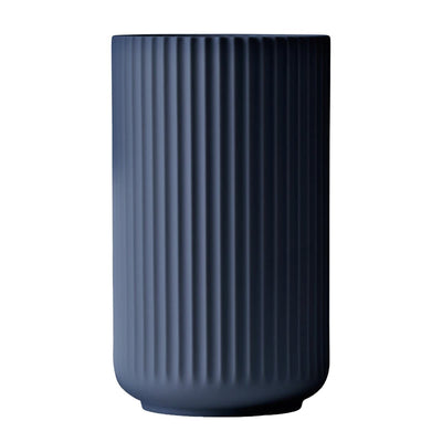 Se Lyngby Porcelæn Lyngby vase midnatsblå mat 25 cm ✔ Kæmpe udvalg i Lyngby Porcelæn ✔ Hurtig levering: 1 - 2 Hverdage samt billig fragt - Varenummer: KTT-28515-04 og barcode / Ean: '5711507215013 på lager - Udsalg på Indretning - Dekoration - Vaser Spar op til 61% - Over 1354 kendte brands på udsalg