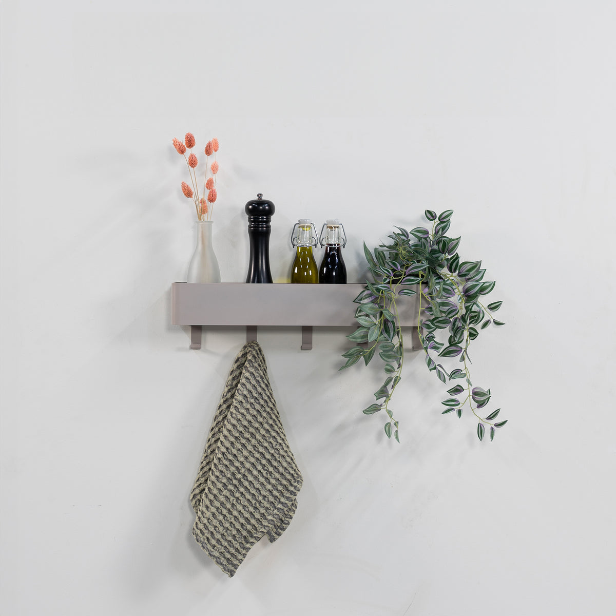 Se Maxi - Hylde, knage i silky taupe metal med 5 knager ❤ Kæmpe udvalg i 3-nordic - Køb online på udsalg og tilbud lige nu ❤ Hurtig levering til lave fragtpriser - Varenummer: 3-nordic-8670 og barcode / Ean: på lager - Udsalg på Entre - Knagerækker Spar stort – op til 53% - Over 2.739 kendte brands på stort udsalg