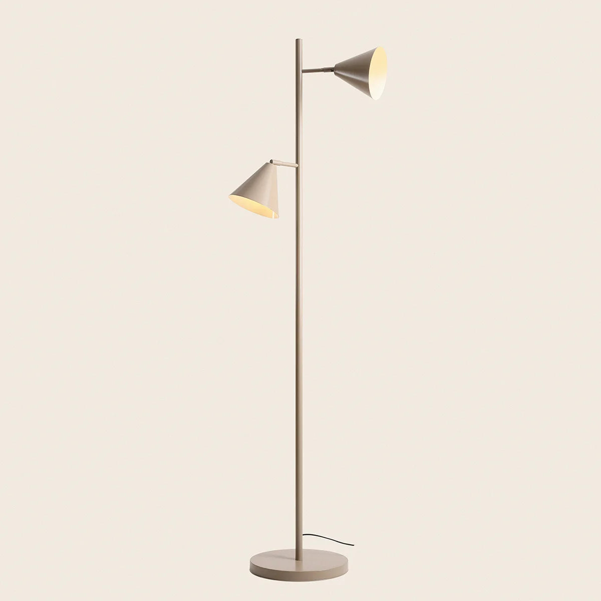 Se Frigg- Gulvlampe med to skærme i beige metal ❤ Kæmpe udvalg i 3-nordic - Køb online på udsalg og tilbud lige nu ❤ Lav fragtpris og hurtig levering - Varenummer: 3-nordic-8719 og barcode / Ean: på lager - Udsalg på Lamper - Gulvlamper Op til 61% rabat - Over 2.739 mærker samlet ét sted