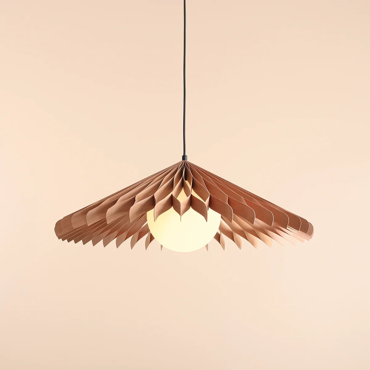 Se Nightfall - Pendel i bøgetræ og hvidt glas, diameter 69 cm. ❤ Kæmpe udvalg i 3-nordic - Køb online på udsalg og tilbud lige nu ❤ Super billig fragt og lynhurtig levering - Varenummer: 3-nordic-8784 og barcode / Ean: på lager - Udsalg på Lamper - Loftlamper - pendler - Pendler med 1 skærm Spar stort – op til 59% - Eksklusivt udsalg på over 2.739 brands