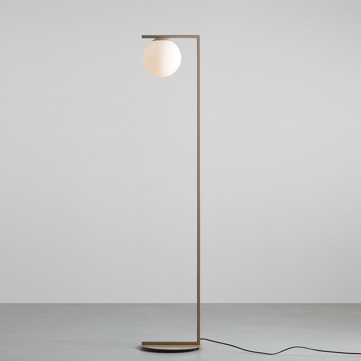 Se Moma - Gulvlampe i beige metal og hvidt glas ❤ Kæmpe udvalg i 3-nordic - Køb online på udsalg og tilbud lige nu ❤ Billig fragt • Hurtig levering - Varenummer: 3-nordic-8700 og barcode / Ean: på lager - Udsalg på Lamper - Gulvlamper Spar stort – op til 59% - Over 2.739 brands med kæmpe udsalg
