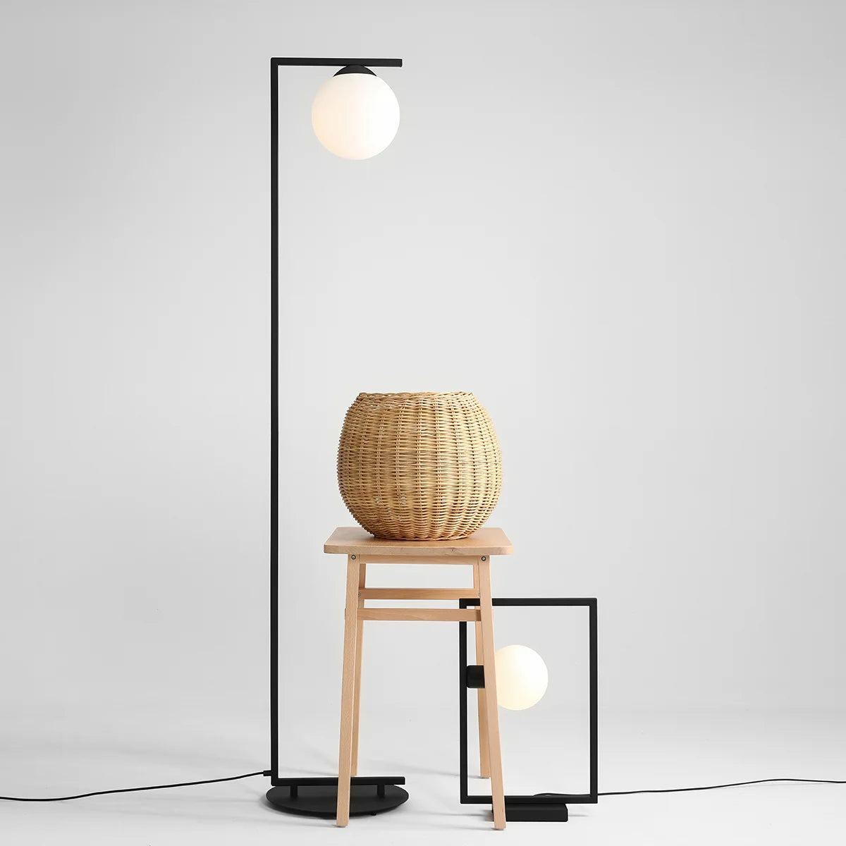 Se Moma - Gulvlampe i sort metal og hvidt glas ❤ Kæmpe udvalg i 3-nordic - Køb online på udsalg og tilbud lige nu ❤ Hurtig levering til lave fragtpriser - Varenummer: 3-nordic-3308 og barcode / Ean: på lager - Udsalg på Lamper - Gulvlamper Få op til 63% i rabat - Find over 1.798 brands på udsalg