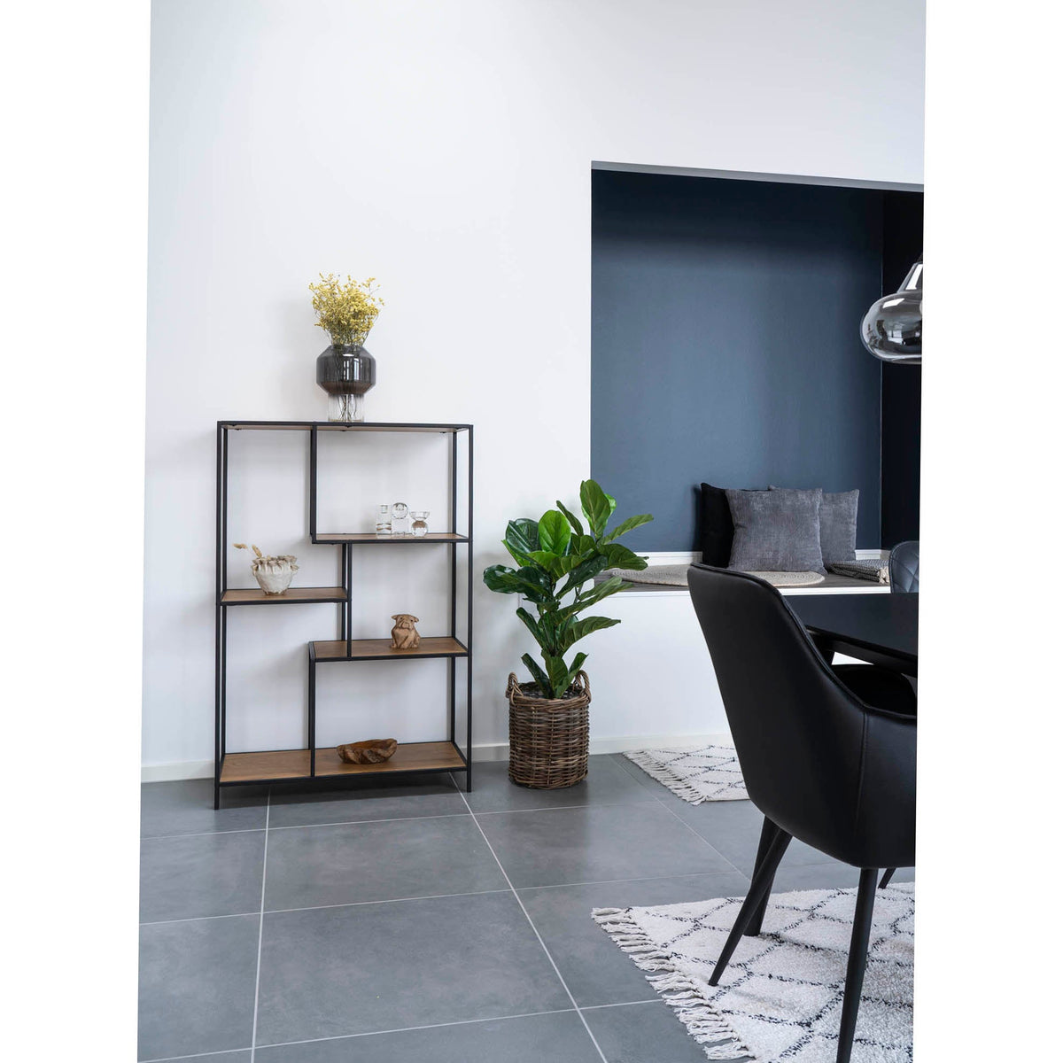 Se Vita - Reol med sort ramme og egetræslook hylder 36x80x120 cm ❤ Kæmpe udvalg i House Nordic - Køb online på udsalg og tilbud lige nu ❤ Billig fragt og hurtig levering - Varenummer: Bolig&Haven-42171692351740 og barcode / Ean: 5713917008797 på lager - Udsalg på Spar stort – op til 53% - Eksklusivt udsalg på over 2.739 brands