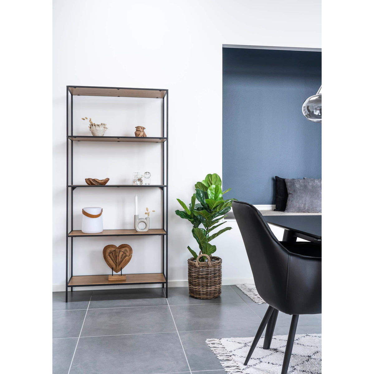 Se Vita - Reol med sort ramme og 5 egetrælook hylder 80x36x170 cm ❤ Kæmpe udvalg i House Nordic - Køb online på udsalg og tilbud lige nu ❤ Billig fragt • Hurtig levering - Varenummer: Bolig&Haven-42171693924604 og barcode / Ean: 5713917008810 på lager - Udsalg på Spar stort – op til 53% - Eksklusivt udsalg på over 2.739 brands