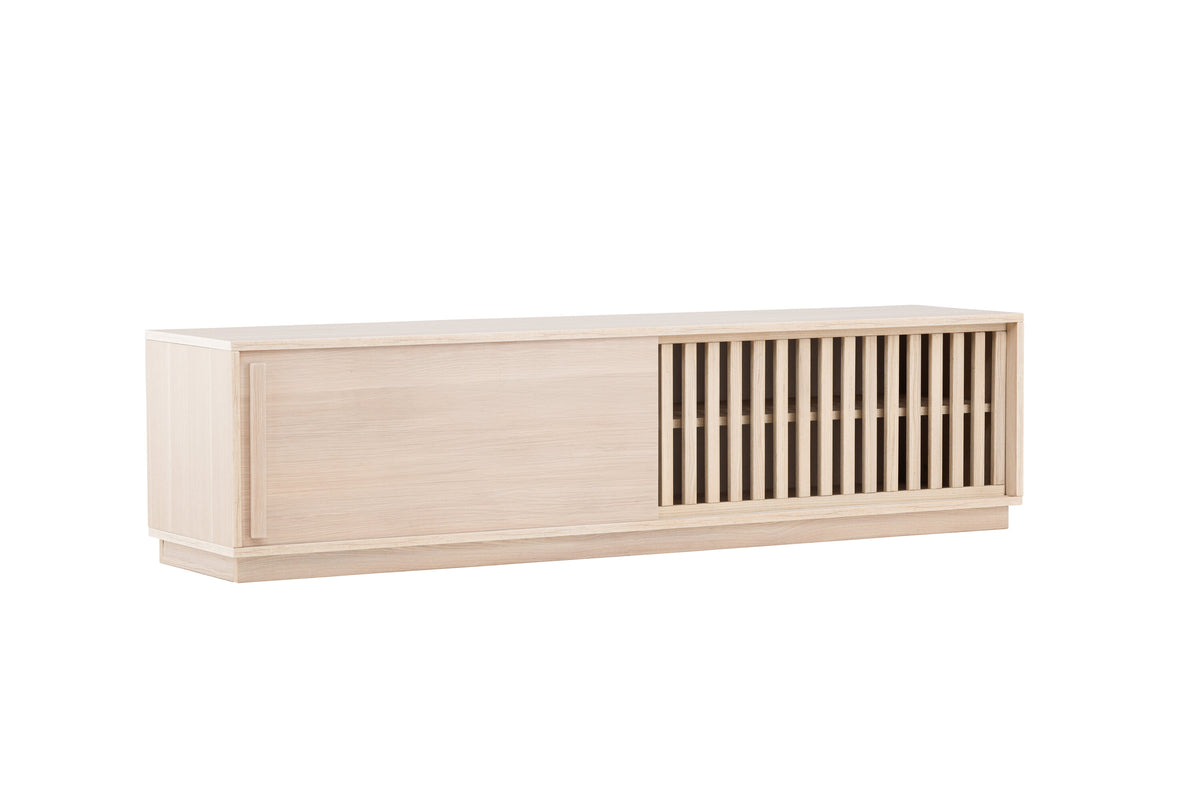 Se VENTURE DESIGN Lugo TV-bænk, m. 2 skydelåger og hylde - hvidvasket melamin (180x40) ❤ Kæmpe udvalg i Venture Design - Køb online på udsalg og tilbud lige nu ❤ Meget billig fragt og hurtig levering: 1 - 2 hverdage - Varenummer: Boboonline-113744 og barcode / Ean: 7340220816146 på lager - Udsalg på Møbler,Borde,TV-Borde,
Møbler,
Borde,
Store TV-Borde,
Dagligstue,
Borde til stuen, Spar op til 51% - Over 785 kendte brands på udsalg