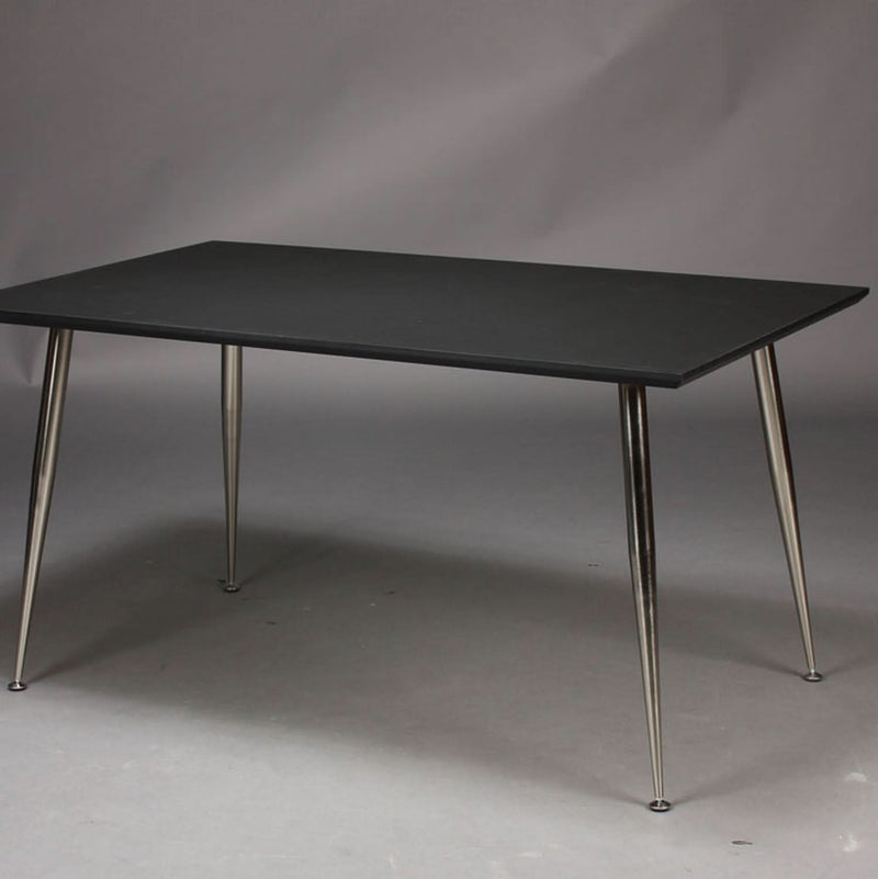 Se billigt skrivebord på udsalg! Sort højtrykslaminat, metal ben, 120 x 60 cm. Stort udvalg, hurtig levering, tilbud lige nu!