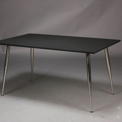 Se billigt skrivebord på udsalg! Sort højtrykslaminat, metal ben, 130 x 70 cm. Hurtig levering, tilbud og billig fragt. Spar op til 66%!