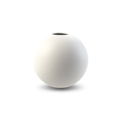 Se Cooee Design Ball vase white 8 cm ✔ Kæmpe udvalg i Cooee Design ✔ Hurtig levering: 1 - 2 Hverdage samt billig fragt - Varenummer: KTT-32465-01 og barcode / Ean: '7350057860342 på lager - Udsalg på Indretning - Dekoration - Vaser Spar op til 58% - Over 1150 kendte brands på udsalg