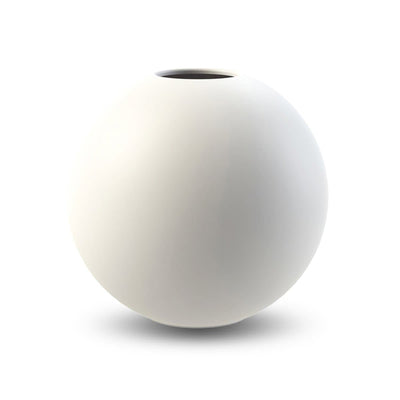 Se Cooee Design Ball vase white 20 cm ✔ Kæmpe udvalg i Cooee Design ✔ Hurtig levering: 1 - 2 Hverdage samt billig fragt - Varenummer: KTT-32465-03 og barcode / Ean: '7350057860441 på lager - Udsalg på Indretning - Dekoration - Vaser Spar op til 56% - Over 1150 kendte brands på udsalg