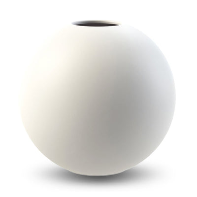 Se Cooee Design Ball vase white 30 cm ✔ Kæmpe udvalg i Cooee Design ✔ Hurtig levering: 1 - 2 Hverdage samt billig fragt - Varenummer: KTT-32465-04 og barcode / Ean: '7350057804179 på lager - Udsalg på Indretning - Dekoration - Vaser Spar op til 55% - Over 1150 kendte brands på udsalg