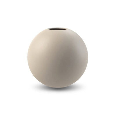 Se Cooee Design Ball vase sand 10 cm ✔ Kæmpe udvalg i Cooee Design ✔ Hurtig levering: 1 - 2 Hverdage samt billig fragt - Varenummer: NDN-32466-02 og barcode / Ean: '7350057860410 på lager - Udsalg på Home & Garden - Decor - Vases Spar op til 67% - Over 1354 design brands på udsalg