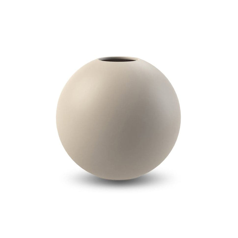 Se Cooee Design Ball vase sand 10 cm ✔ Kæmpe udvalg i Cooee Design ✔ Hurtig levering: 1 - 2 Hverdage samt billig fragt - Varenummer: KTT-32466-02 og barcode / Ean: &