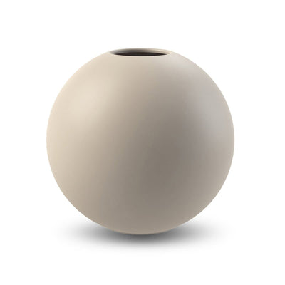 Se Cooee Design Ball vase sand 20 cm ✔ Kæmpe udvalg i Cooee Design ✔ Hurtig levering: 1 - 2 Hverdage samt billig fragt - Varenummer: KTT-32466-03 og barcode / Ean: '7350057860465 på lager - Udsalg på Indretning - Dekoration - Vaser Spar op til 52% - Over 1150 kendte brands på udsalg