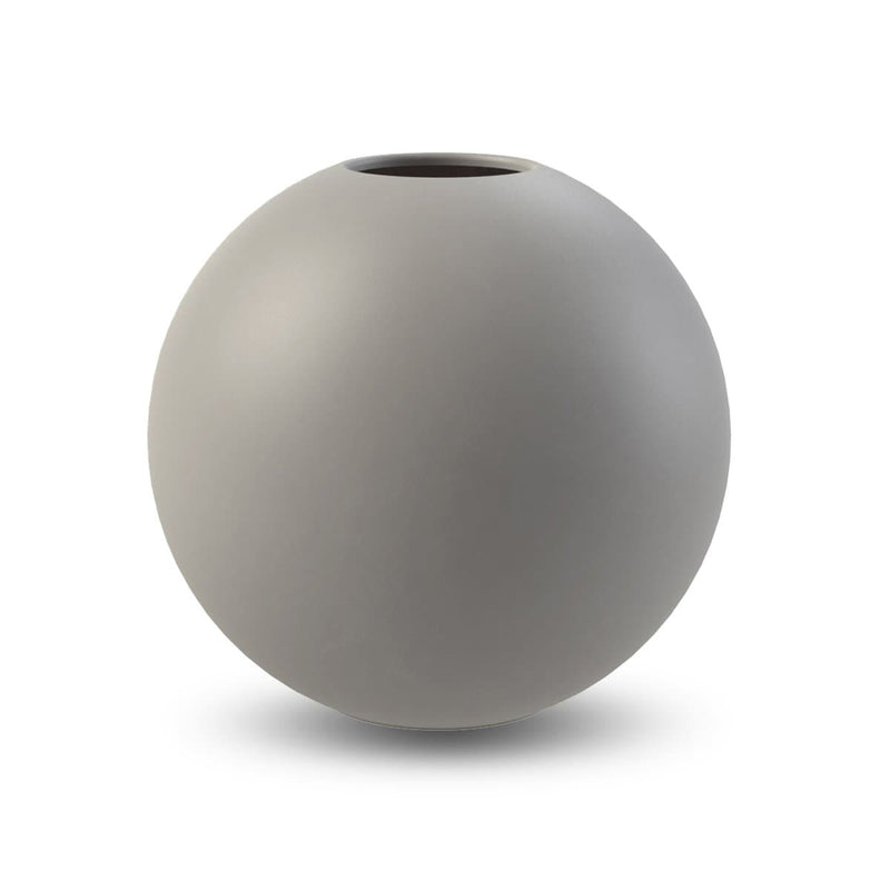 Se Cooee Design Ball vase grey 20 cm ✔ Kæmpe udvalg i Cooee Design ✔ Hurtig levering: 1 - 2 Hverdage samt billig fragt - Varenummer: KTT-32467-03 og barcode / Ean: &