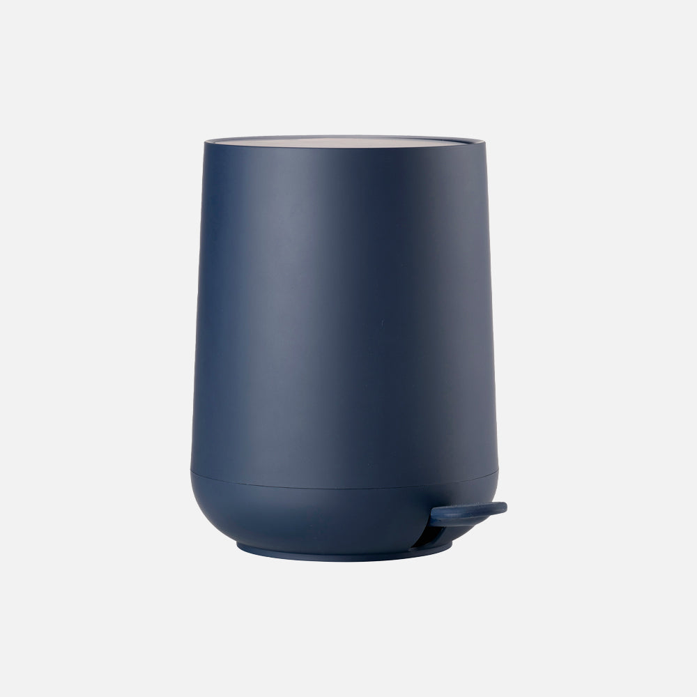 Se Zone Danmark NOVA Pedalspand 3 liter - Royal blue ❤ Kæmpe udvalg i Zone Danmark - Køb online på udsalg og tilbud lige nu ❤ Billig fragt og hurtig levering - Varenummer: HomeFeeling-7078 og barcode / Ean: 5722003319778 på lager - Udsalg på Alt til badeværelset - Toiletspand Spar stort – op til 53% - Over 2.739 kendte brands på stort udsalg