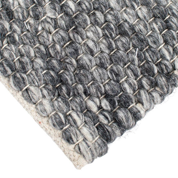 Stort mørkegråt Greenland uldtæppe fra HC Interior Rugs i størrelsen 200 x 290 cm