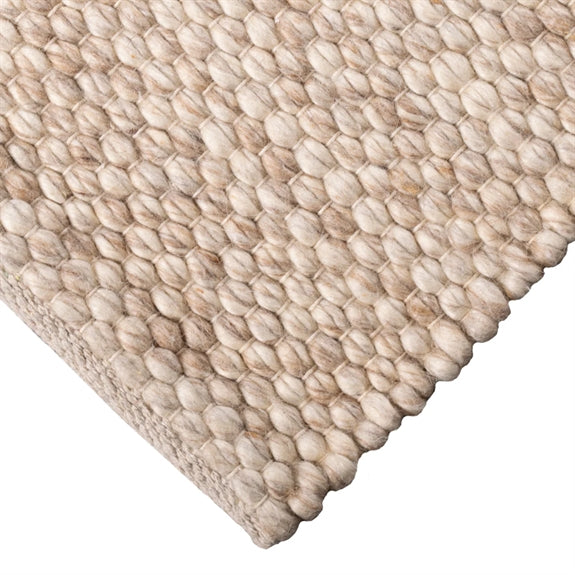 Beige Greenland uldtæppe fra HC Interior Rugs i størrelsen 140 x 200 cm