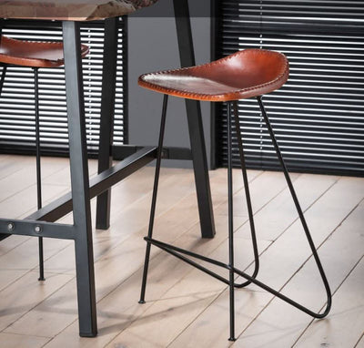 Se billigt tilbud på 4 barstole i metal og brunt læder! Udsalg på 3-nordic.com - Hurtig levering, billig fragt. Spar op til 65%!