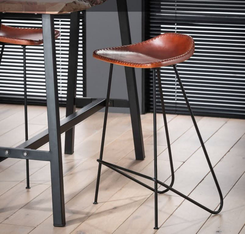 Se billigt tilbud på 4 barstole i metal og brunt læder! Udsalg på 3-nordic.com - Hurtig levering, billig fragt. Spar op til 65%!